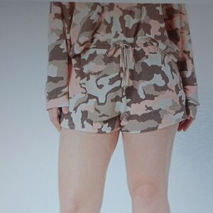 New Wild Meadows French Terry Jogger Shorts‎ Pink Camo Small New With Tags
